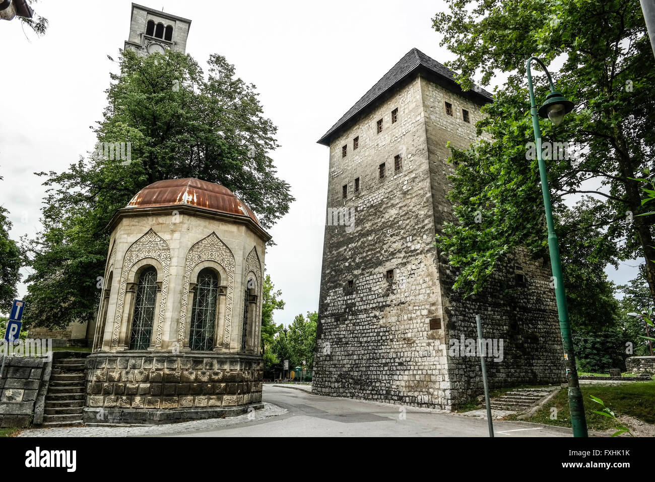 Ruines de l'église de Saint Anton et Captain's Tower à Bihać, la Bosnie. Banque D'Images