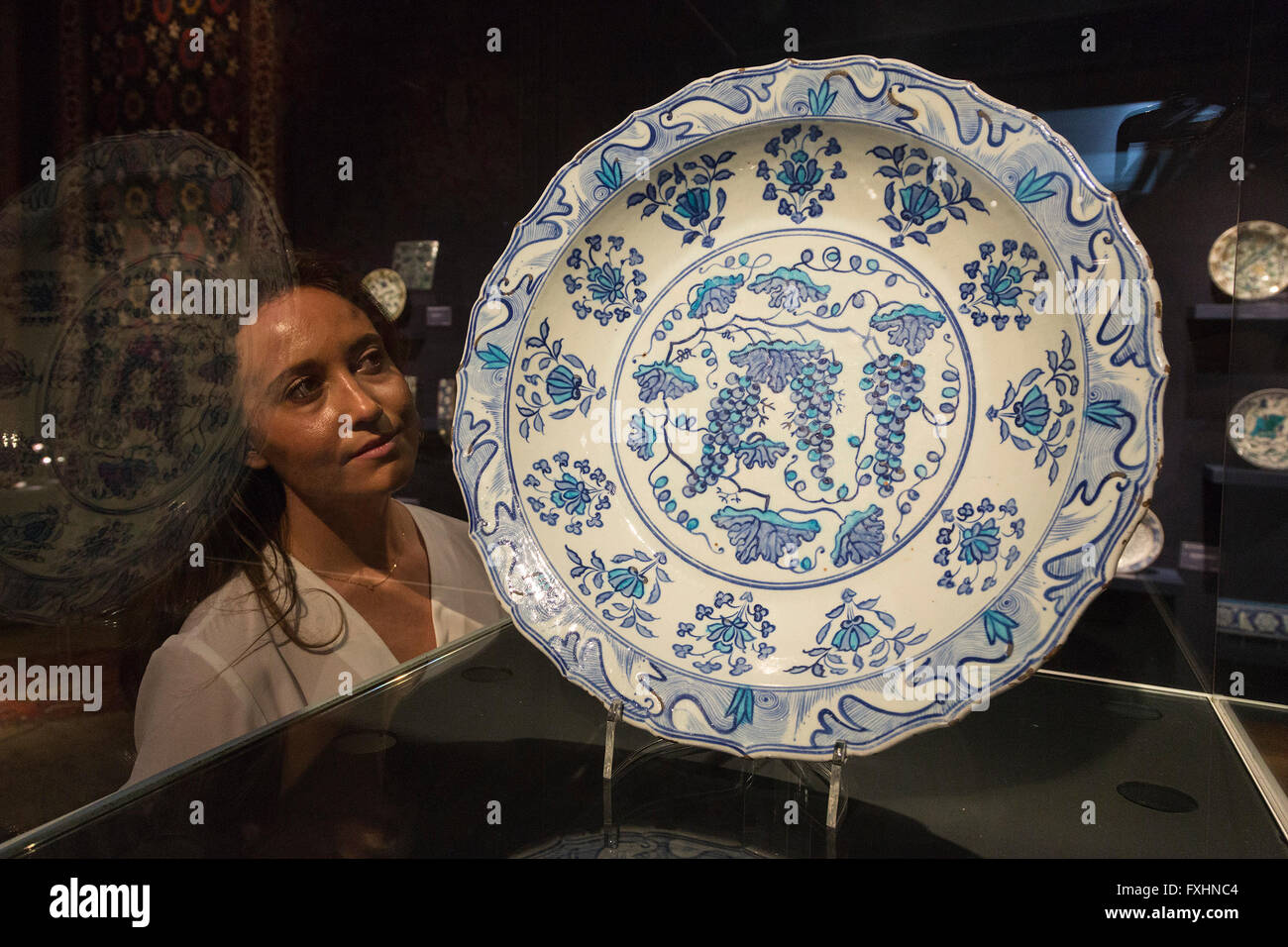 Londres, Royaume-Uni. 15 avril 2016. Début d'Iznik plat poterie de raisin, la Turquie ottomane, 1530, est. GBP 400 000. Christie's présente les faits saillants de la prochaine vente de tapis d'Orient (19 avril) ainsi que l'Art de l'Organisation islamique et Mondes Indien (21 avril). Banque D'Images