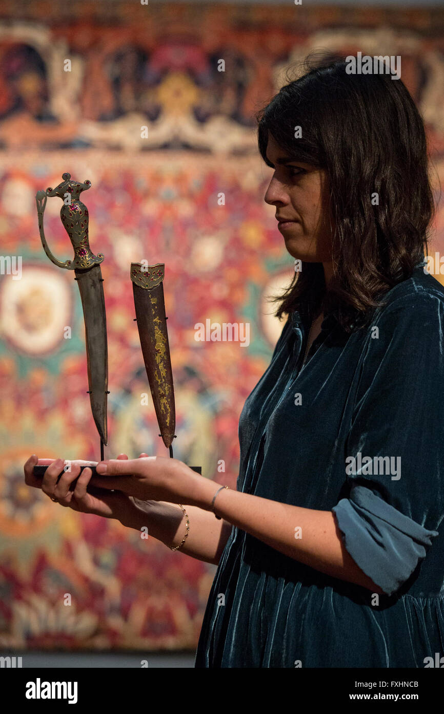 Londres, Royaume-Uni. 15 avril 2016. Sara Plumby Heaf, du Département d'Art Islamique présente un grand Mughul gemset jade dagger, 17e siècle, est. 80,000-120 GBP 000. Christie's présente les faits saillants de la prochaine vente de tapis d'Orient (19 avril) ainsi que l'Art de l'Organisation islamique et Mondes Indien (21 avril). Banque D'Images