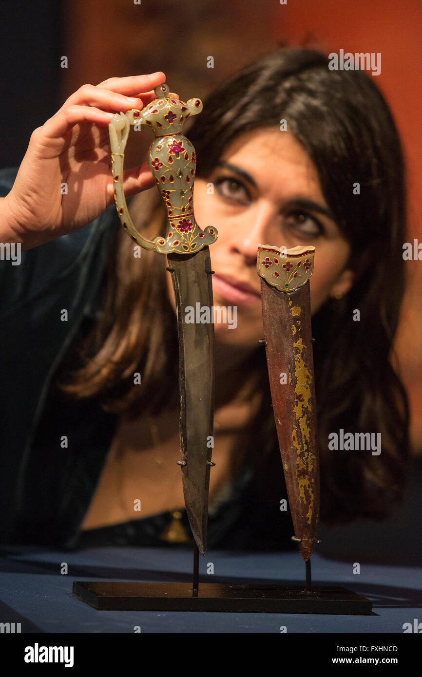 Londres, Royaume-Uni. 15 avril 2016. Sara Plumby Heaf, du Département d'Art Islamique présente un grand Mughul gemset jade dagger, 17e siècle, est. 80,000-120 GBP 000. Christie's présente les faits saillants de la prochaine vente de tapis d'Orient (19 avril) ainsi que l'Art de l'Organisation islamique et Mondes Indien (21 avril). Banque D'Images