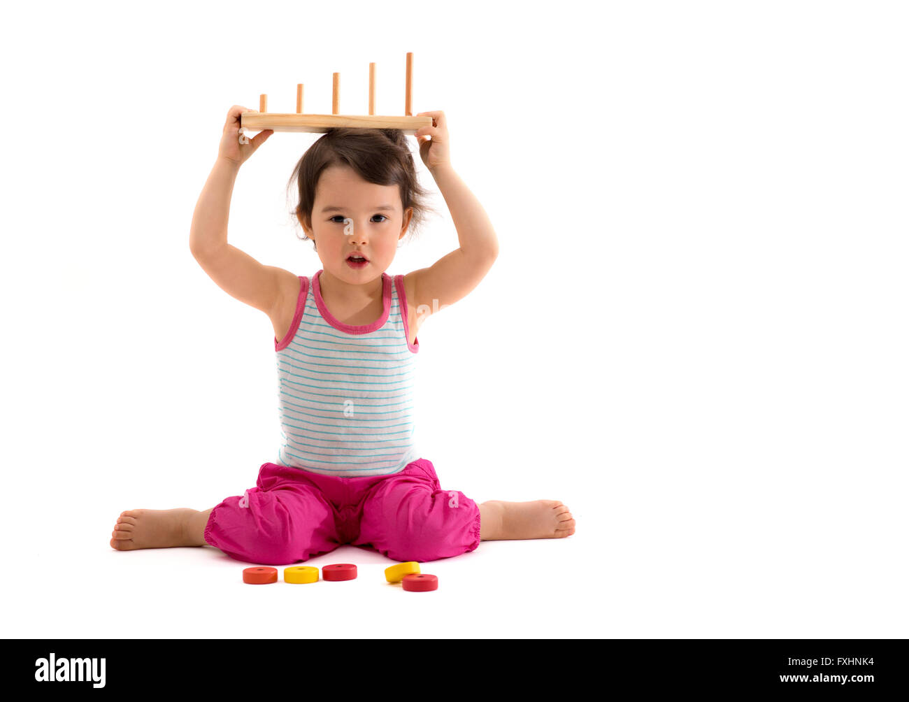 Enfant jouant avec des jouets de la coupe. Isolé sur fond blanc Banque D'Images