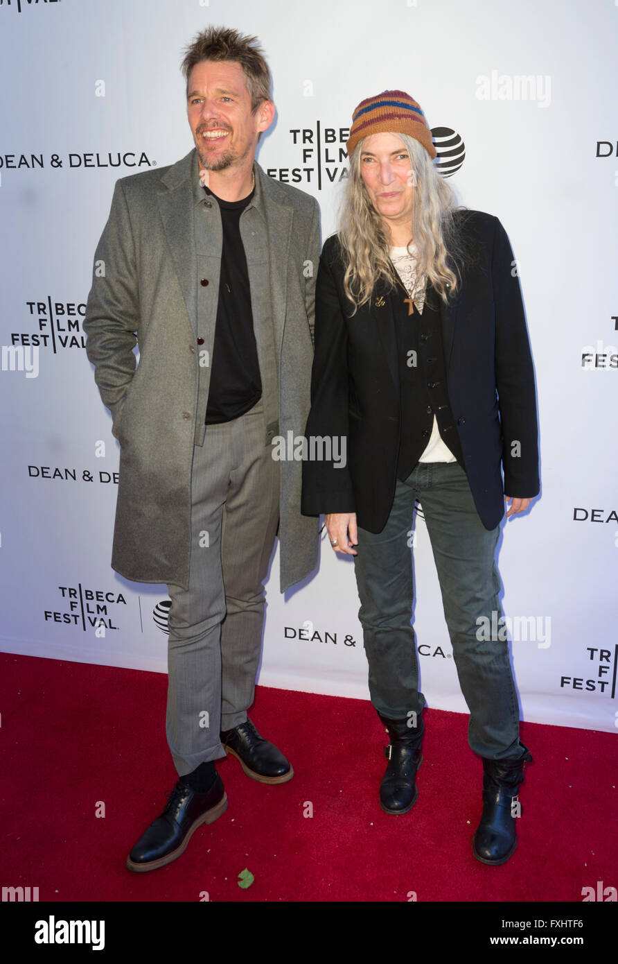 New York, NY USA - Le 14 avril 2016 : Patti Smith et Ethan Hawke assister aux discussions au cours de Tribeca Tribeca Film Festival au Théâtre SVA Banque D'Images