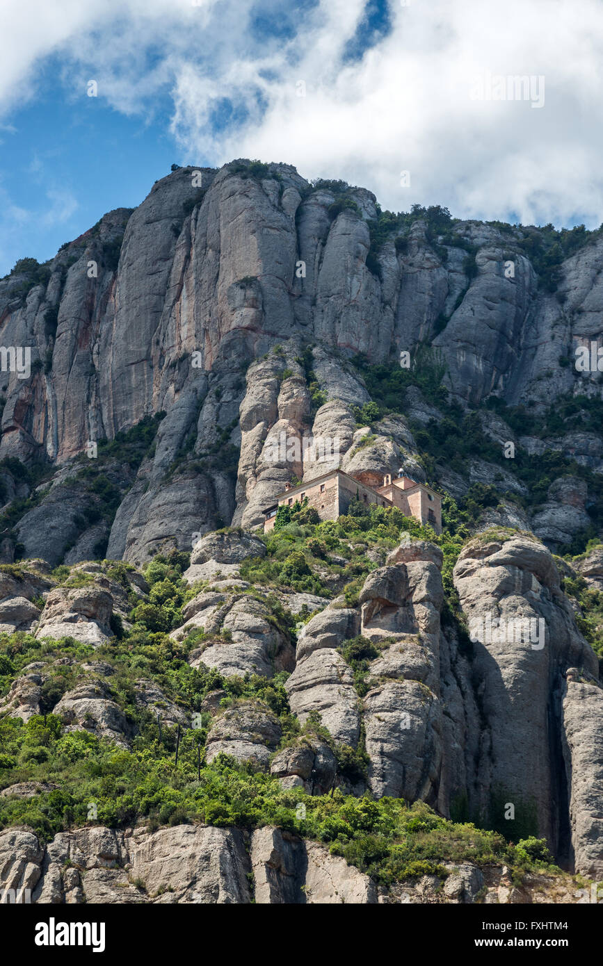 La Sainte Grotte de Montserrat près de l'abbaye bénédictine de Santa Maria de Montserrat sur la montagne de Montserrat en Catalogne, Espagne Banque D'Images