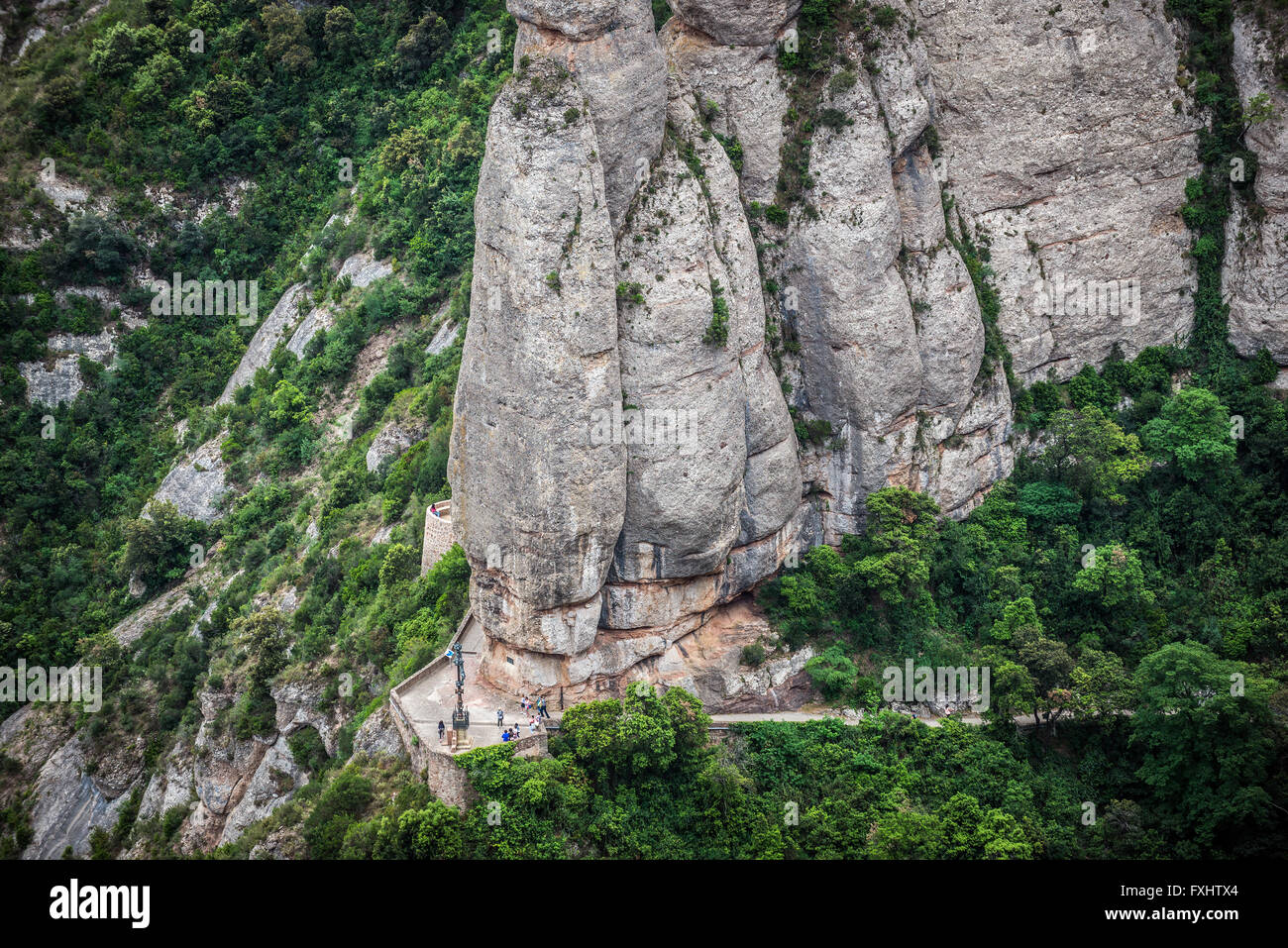 Vu de procès touristiques abbaye bénédictine Santa Maria de Montserrat sur la montagne de Montserrat à Monistrol de Montserrat, Espagne Banque D'Images