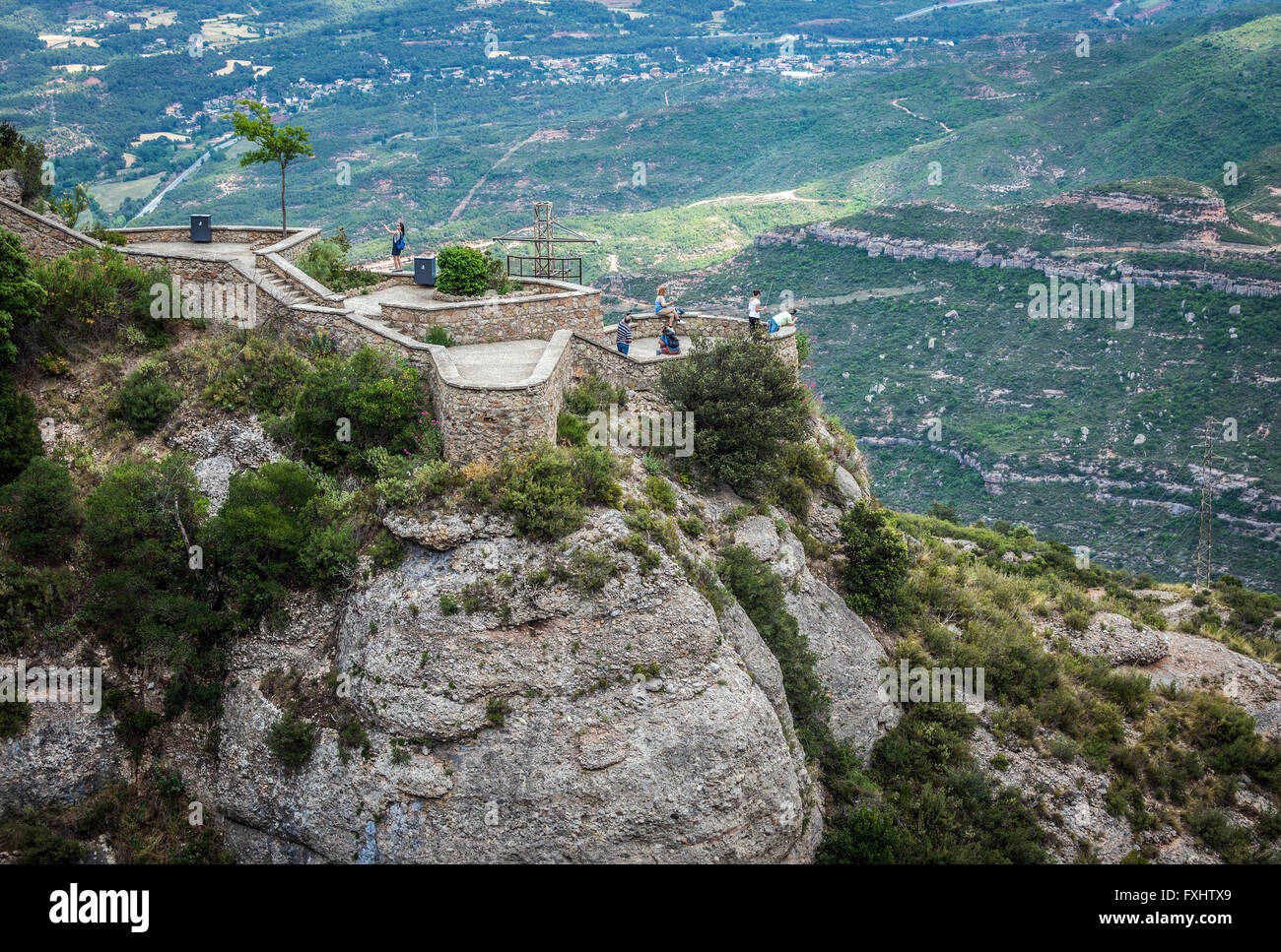 Vu de procès touristiques abbaye bénédictine Santa Maria de Montserrat sur la montagne de Montserrat à Monistrol de Montserrat, Espagne Banque D'Images