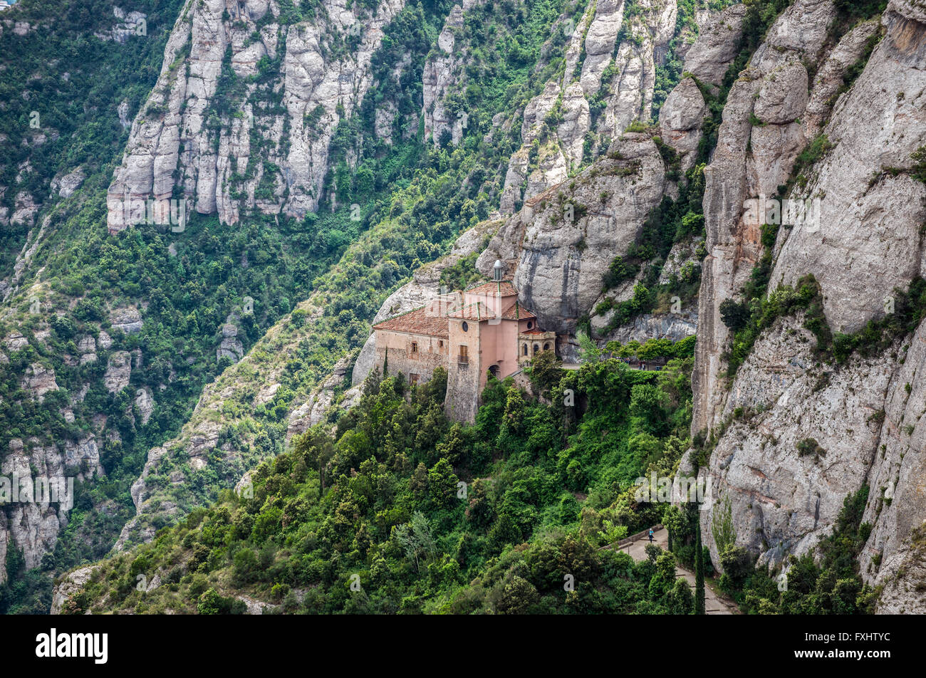 Vue aérienne avec la Sainte Grotte de Montserrat près de abbaye bénédictine Santa Maria de Montserrat, la montagne de Montserrat, en Catalogne, Espagne Banque D'Images