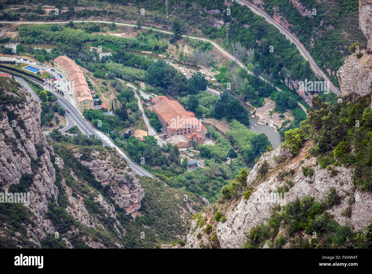Vue aérienne de la rivière Llobregat Montserrat en montagnes près de abbaye bénédictine Santa Maria de Montserrat, en Catalogne, Espagne Banque D'Images