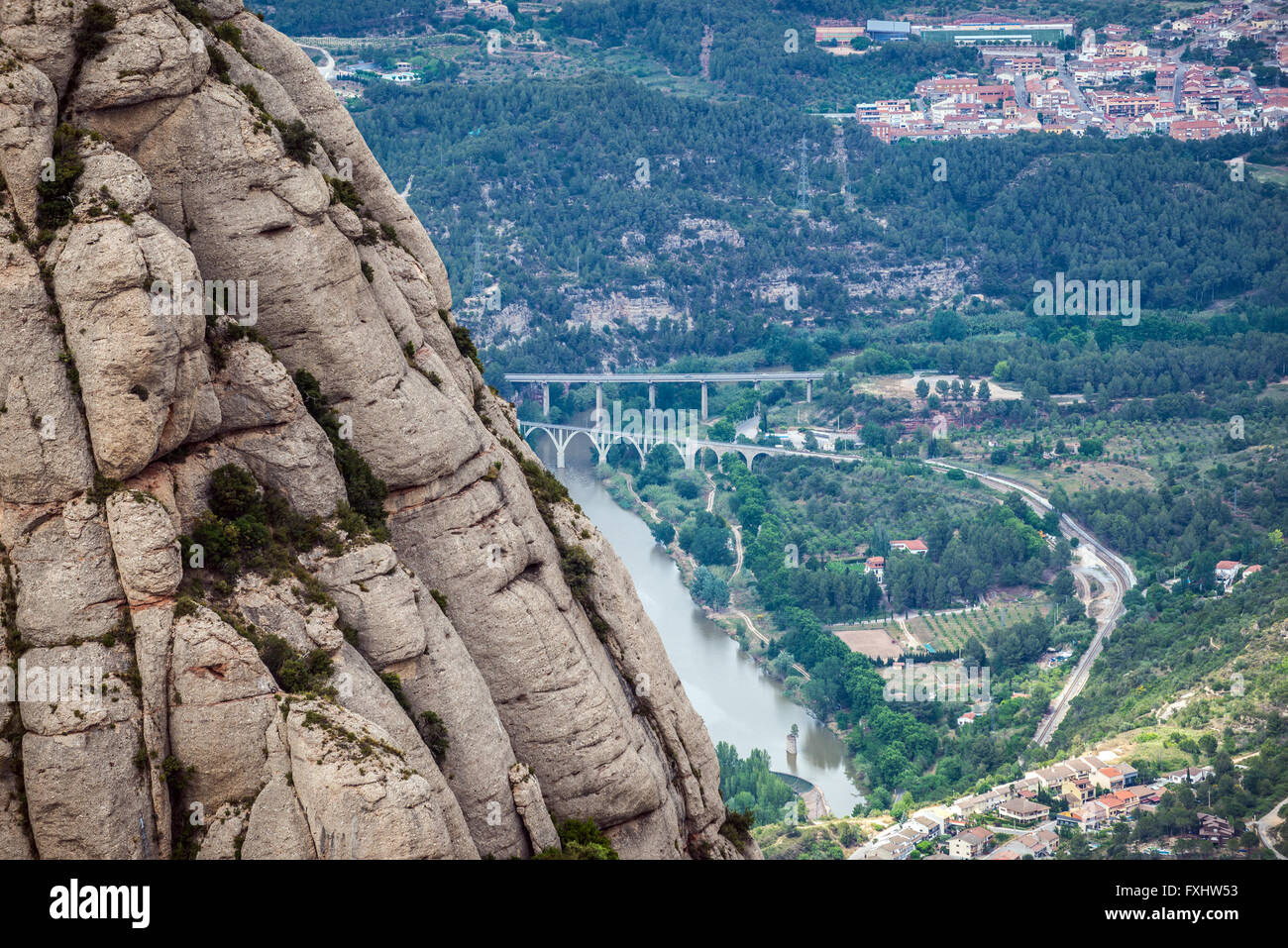 Vue aérienne de la rivière Llobregat Montserrat en montagnes près de abbaye bénédictine Santa Maria de Montserrat, en Catalogne, Espagne Banque D'Images