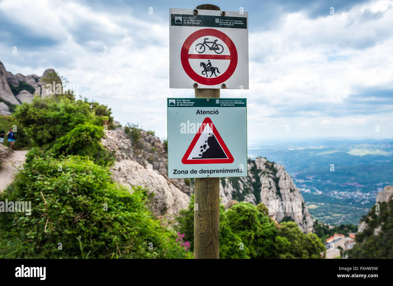 Panneau d'avertissement dans Montserrat montagnes près de abbaye bénédictine Santa Maria de Montserrat, Monistrol de Montserrat, en Catalogne, Espagne Banque D'Images
