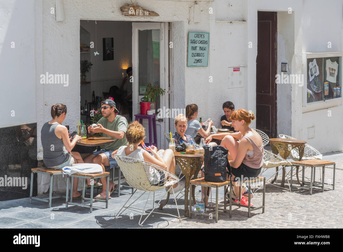 Tarifa, Costa de la Luz, Province de Cadiz, Andalousie, Espagne du sud. Groupes de clients heureux de la chaussée à l'extérieur des tables de bar. Banque D'Images
