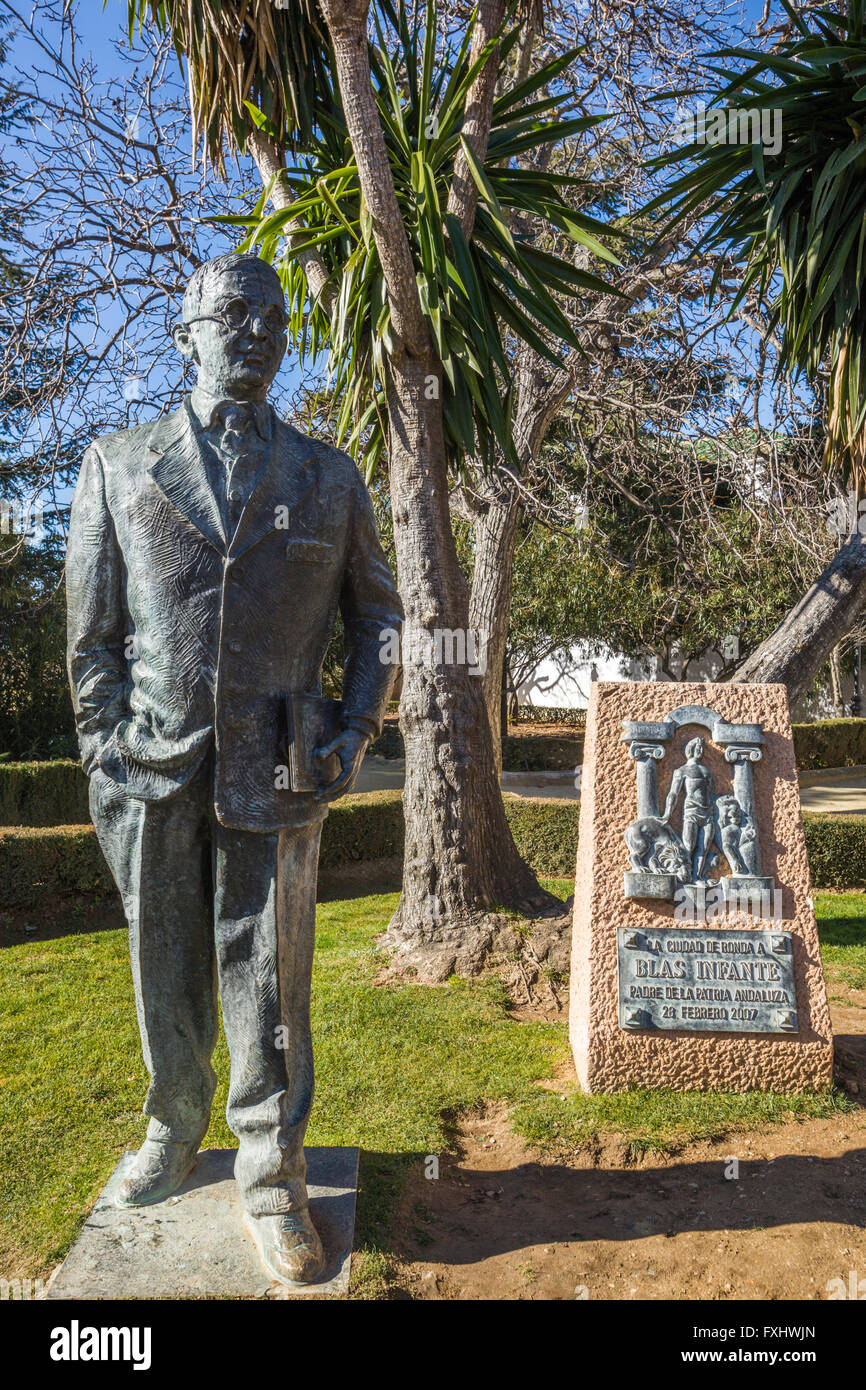 Ronda, Province de Malaga, Andalousie, Espagne du sud. Statue de Blas Infante Pérez de Vargas, 1885-1936, homme politique de l'Andalousie. Banque D'Images