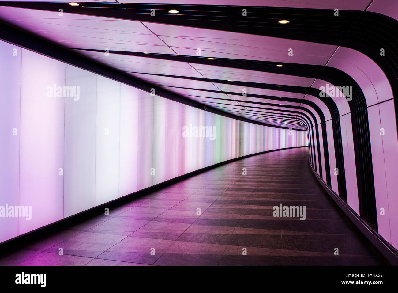 Tunnel du mur de lumière à la gare de Kings Cross, London Banque D'Images