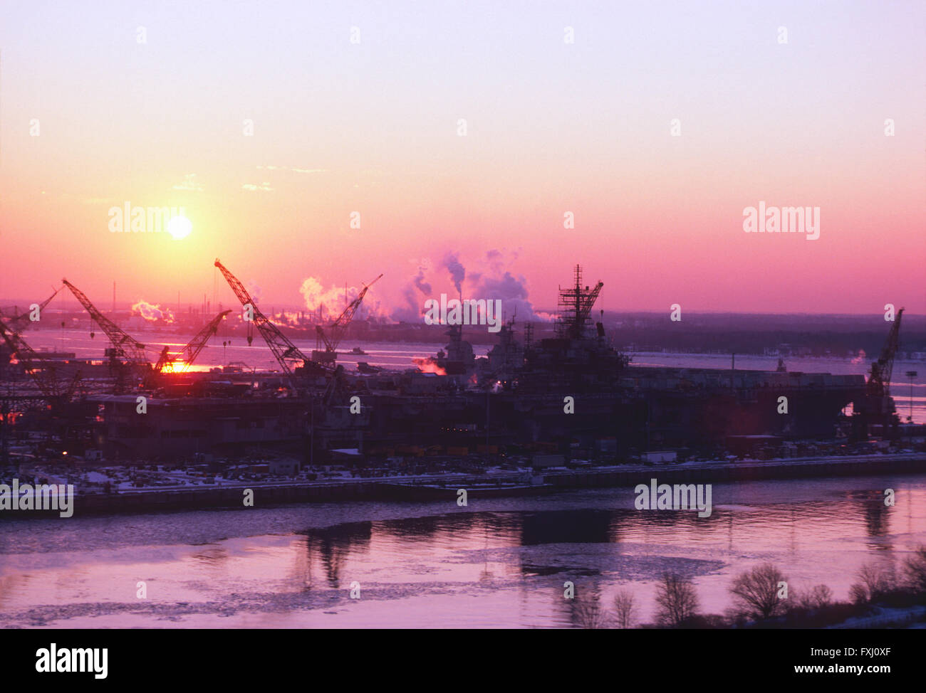 Le lever du soleil sur le chantier naval de Philadelphie, Pennsylvanie, USA ; Banque D'Images