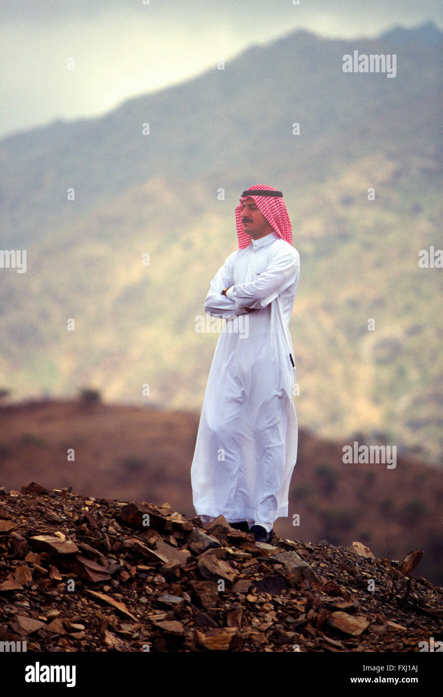Portrait extérieur des Etats arabes homme portant des vêtements traditionnels ; la région d'Asir, Royaume d'Arabie Saoudite Banque D'Images