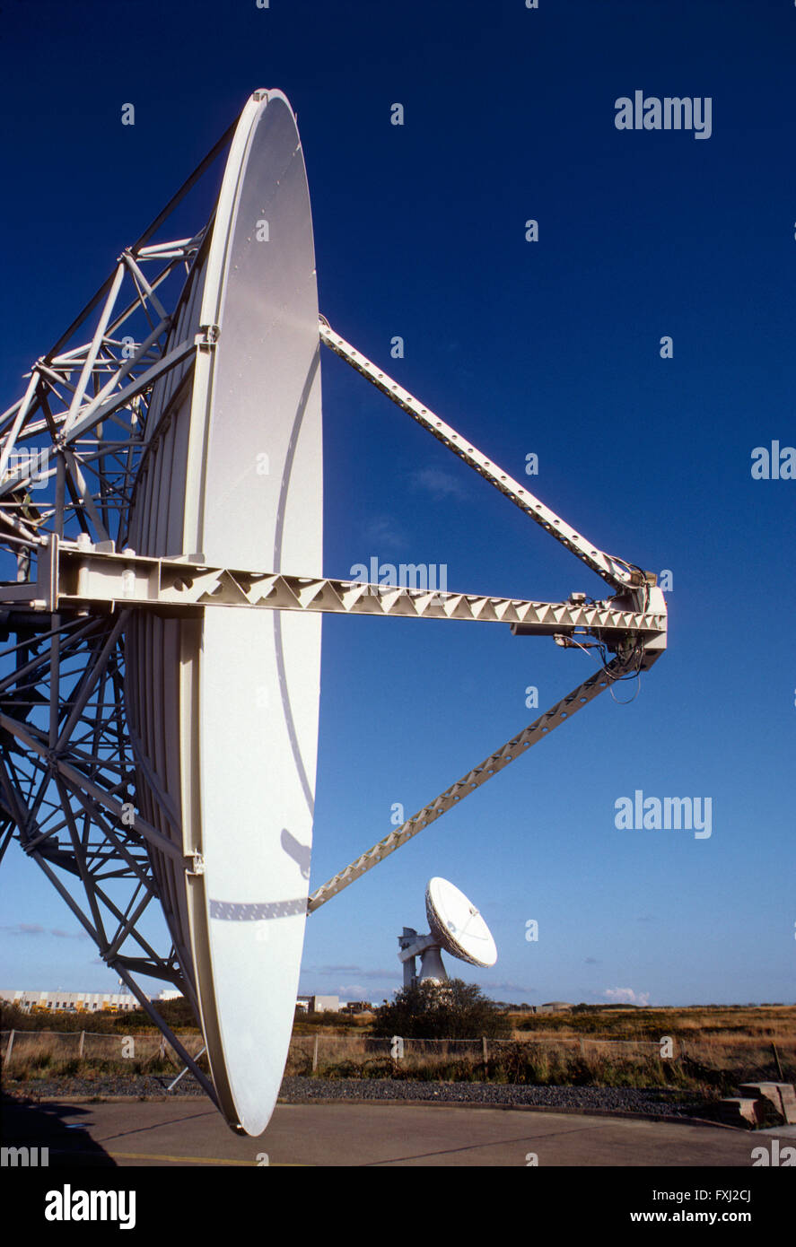 Antenne satellite de télécommunications près de Cornwall : Angleterre Banque D'Images