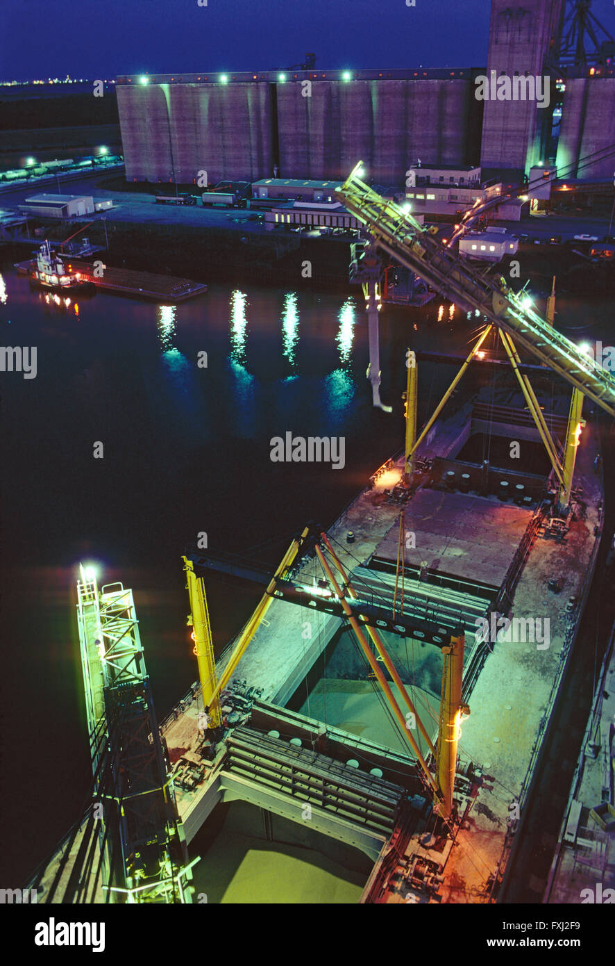Vue de la nuit de chargement du grain à partir de silos sur un navire cargo dans le chenal de Houston au Texas ; Texas ; USA Banque D'Images