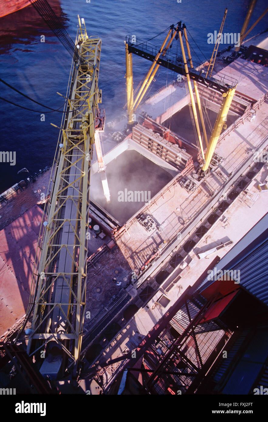 Chargement du grain à partir de silos sur un navire cargo dans le chenal de Houston au Texas ; Texas ; USA Banque D'Images