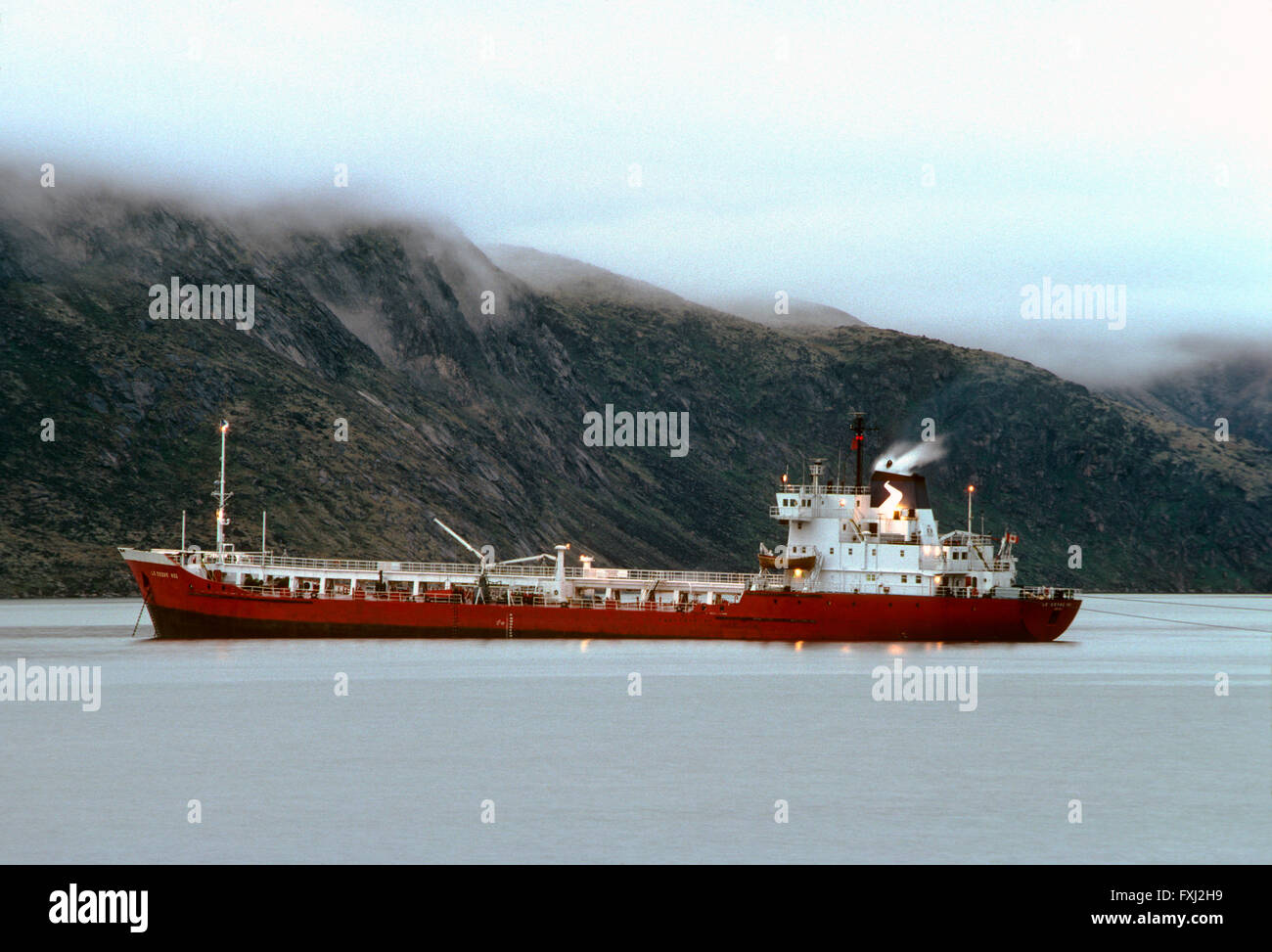 La tombée de la vue ; le navire de ravitaillement annuel, Pangnirtung ; l'île de Baffin ; Nunavut ; Canada Banque D'Images