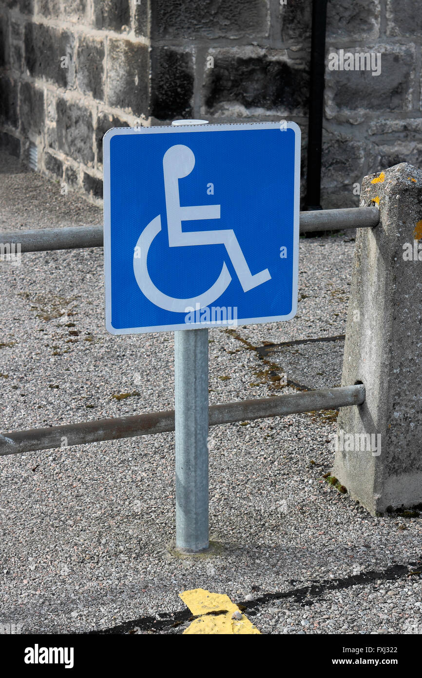 Un stationnement pour handicapés inscription porte badge bleu Banque D'Images