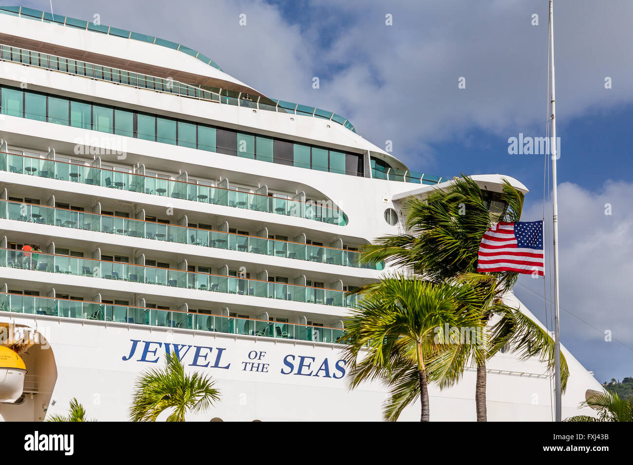 Jewel of the Seas sur St Thomas avec le drapeau américain en berne Banque D'Images