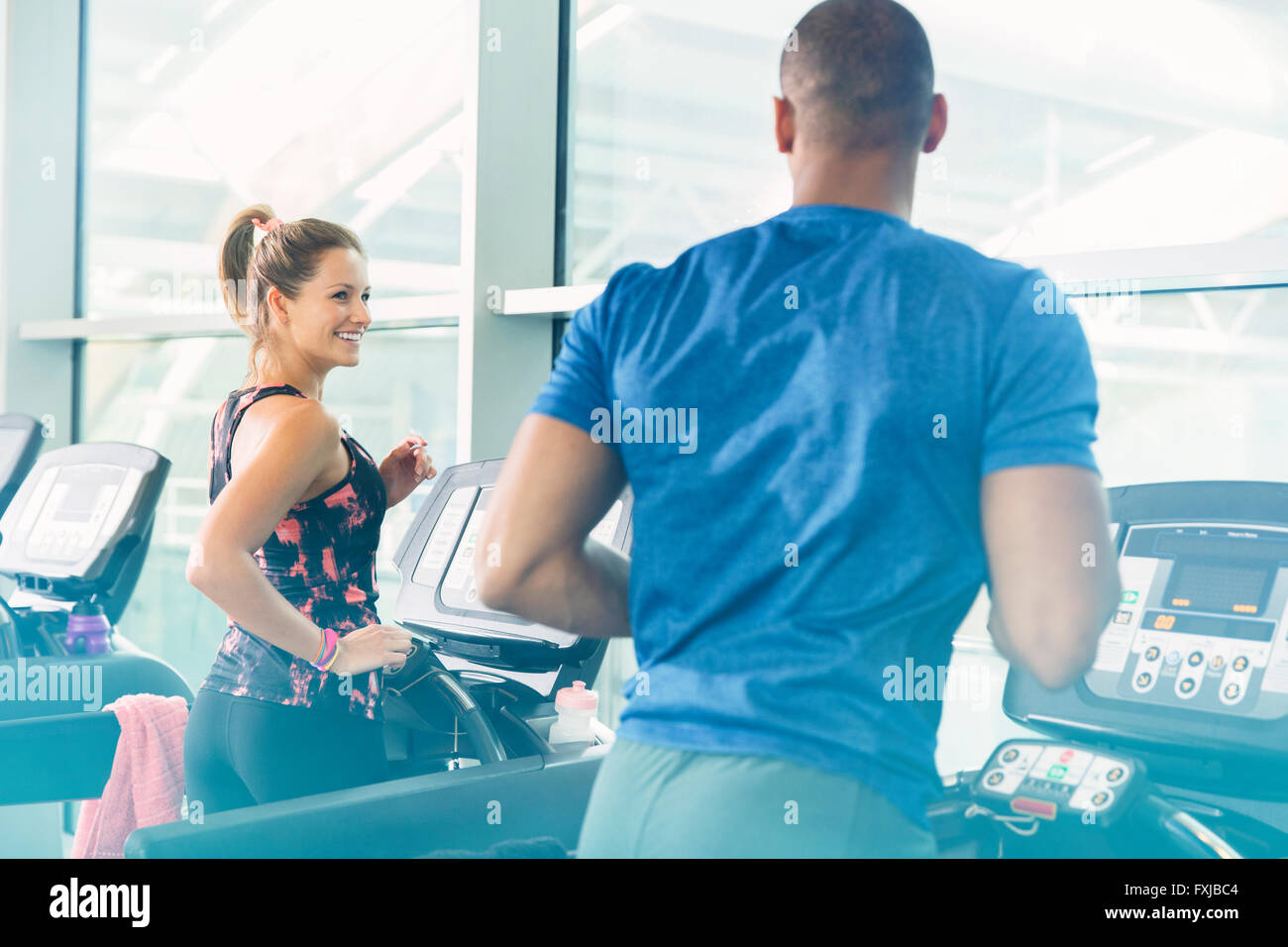 L'homme et la femme marcher sur des tapis roulants at gym Banque D'Images