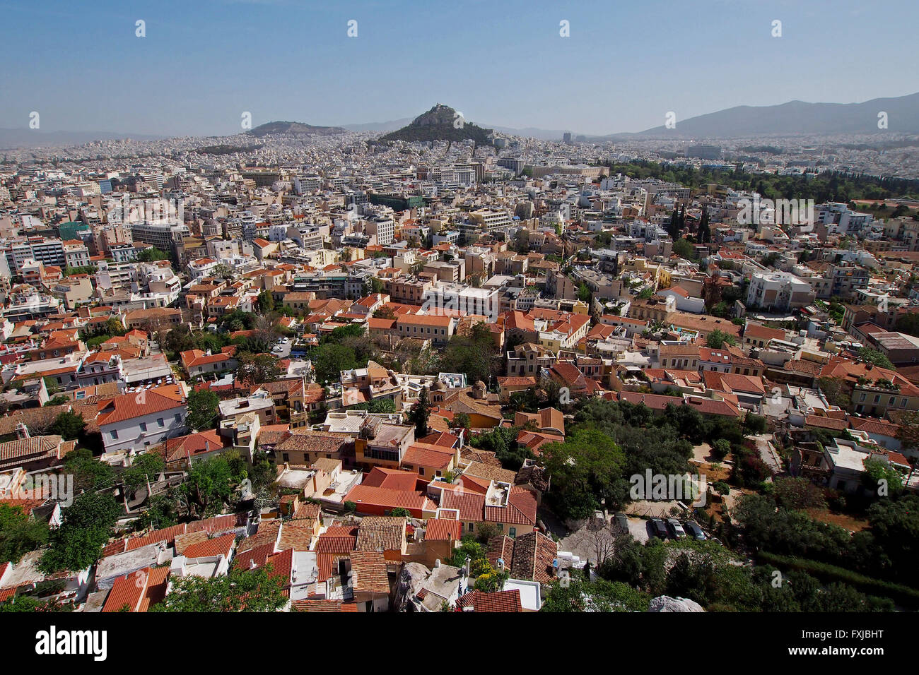 Un grand angle de vue d'Athènes comme vu du haut de l'acropole d'Athènes à Athènes, Grèce. Banque D'Images