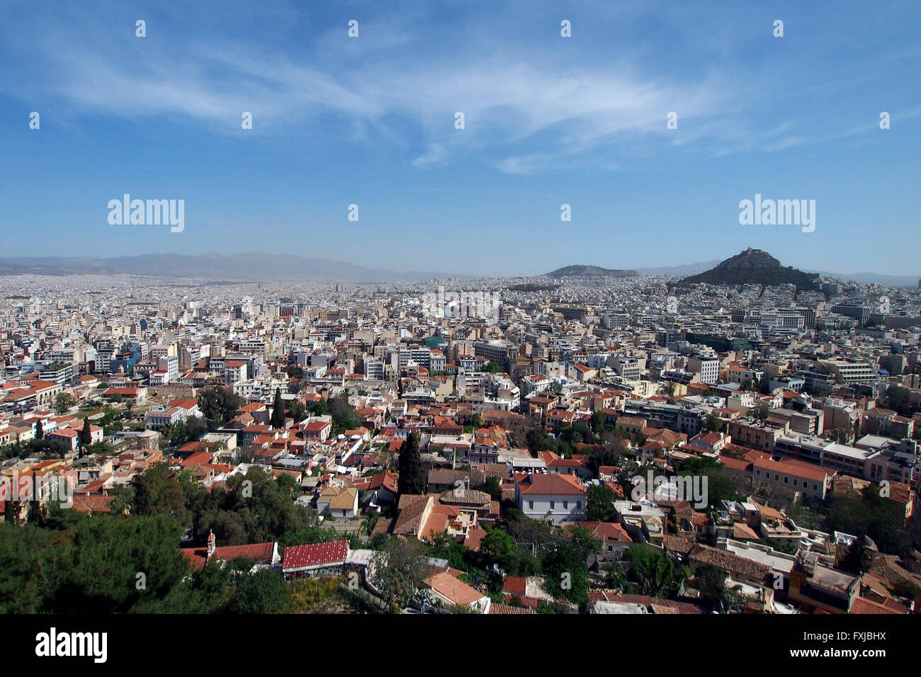 Un grand angle de vue d'Athènes comme vu du haut de l'acropole d'Athènes à Athènes, Grèce. Banque D'Images