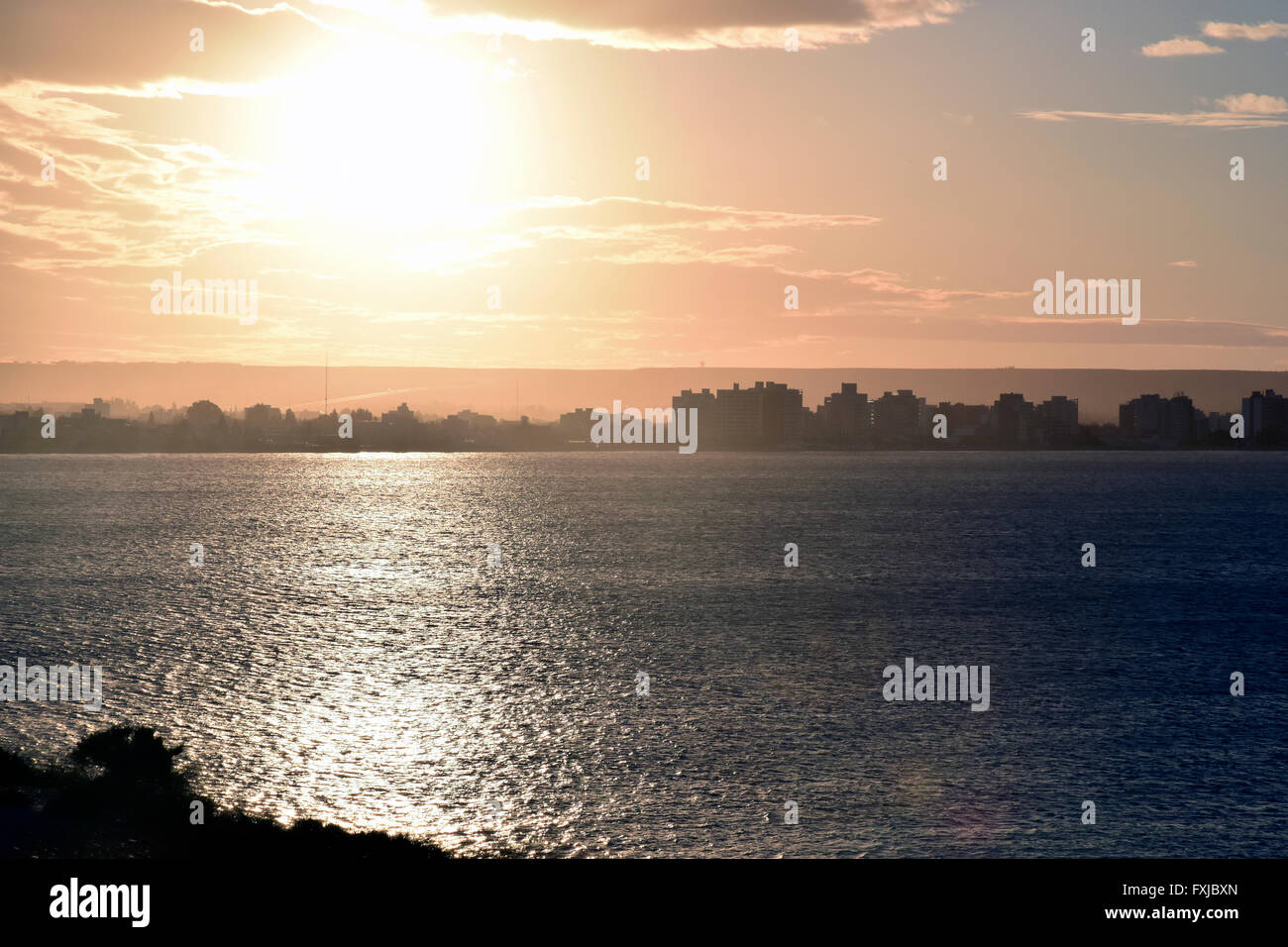 Vue sur Puerto Madryn au coucher du soleil Banque D'Images