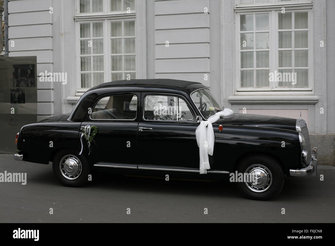 Vieille voiture Mercedes Benz avec décoration de mariage Banque D'Images