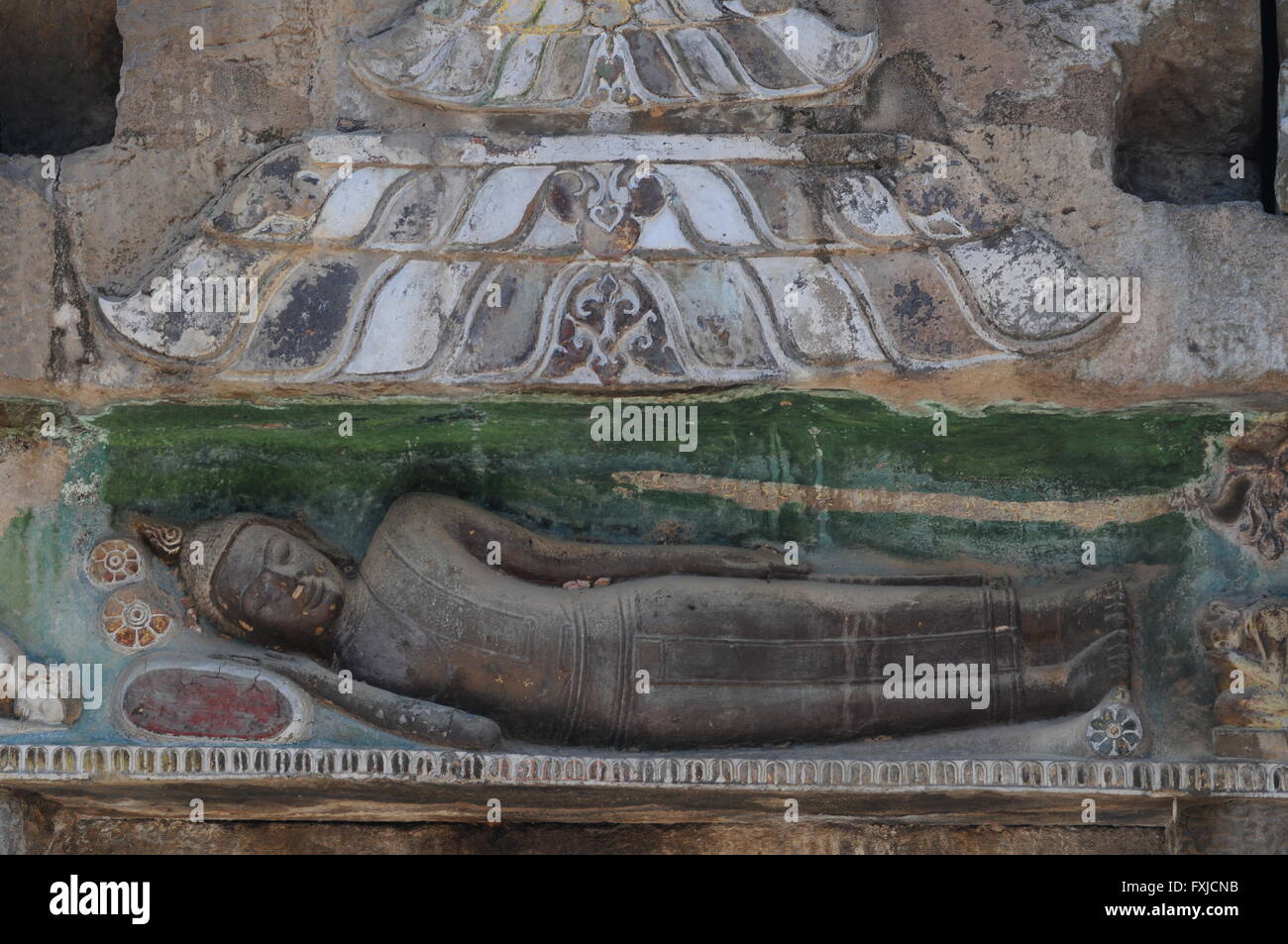 Bouddha couché sculpté dans mur, Ta Prohm de Tonle Bati, Province de Takéo, Bati, Cambodge. crédit : Kraig Lieb Banque D'Images
