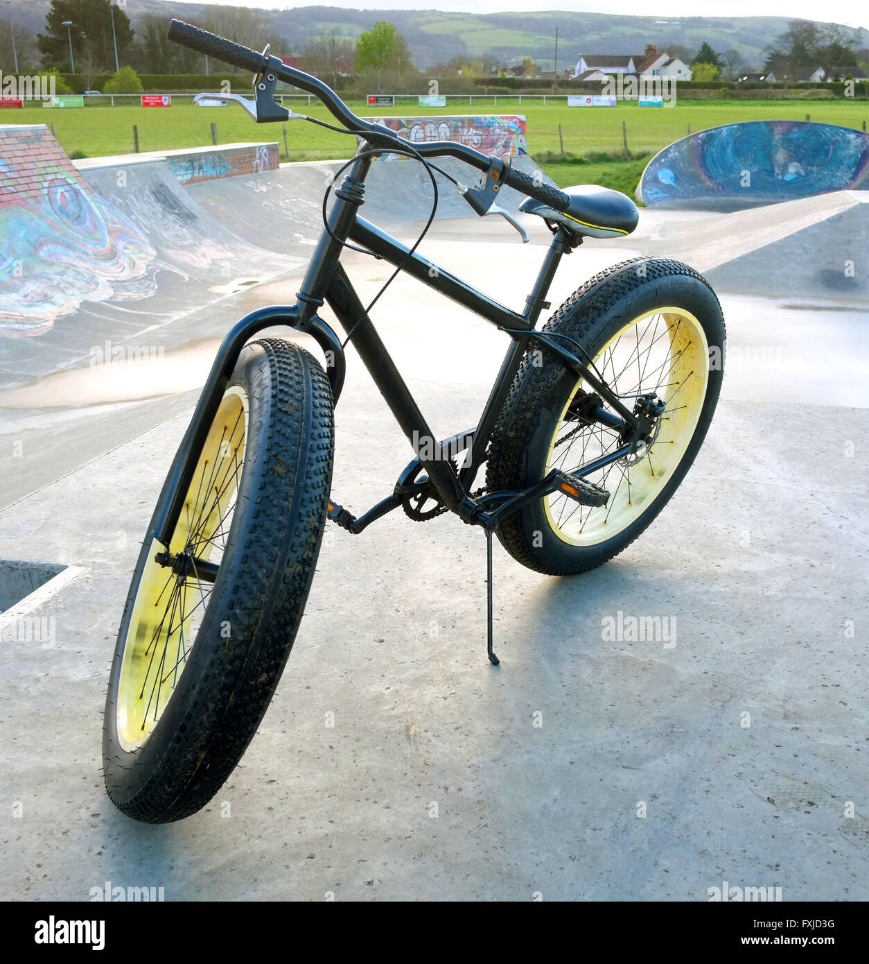 Gros pneu de vélo Banque de photographies et d'images à haute résolution -  Alamy