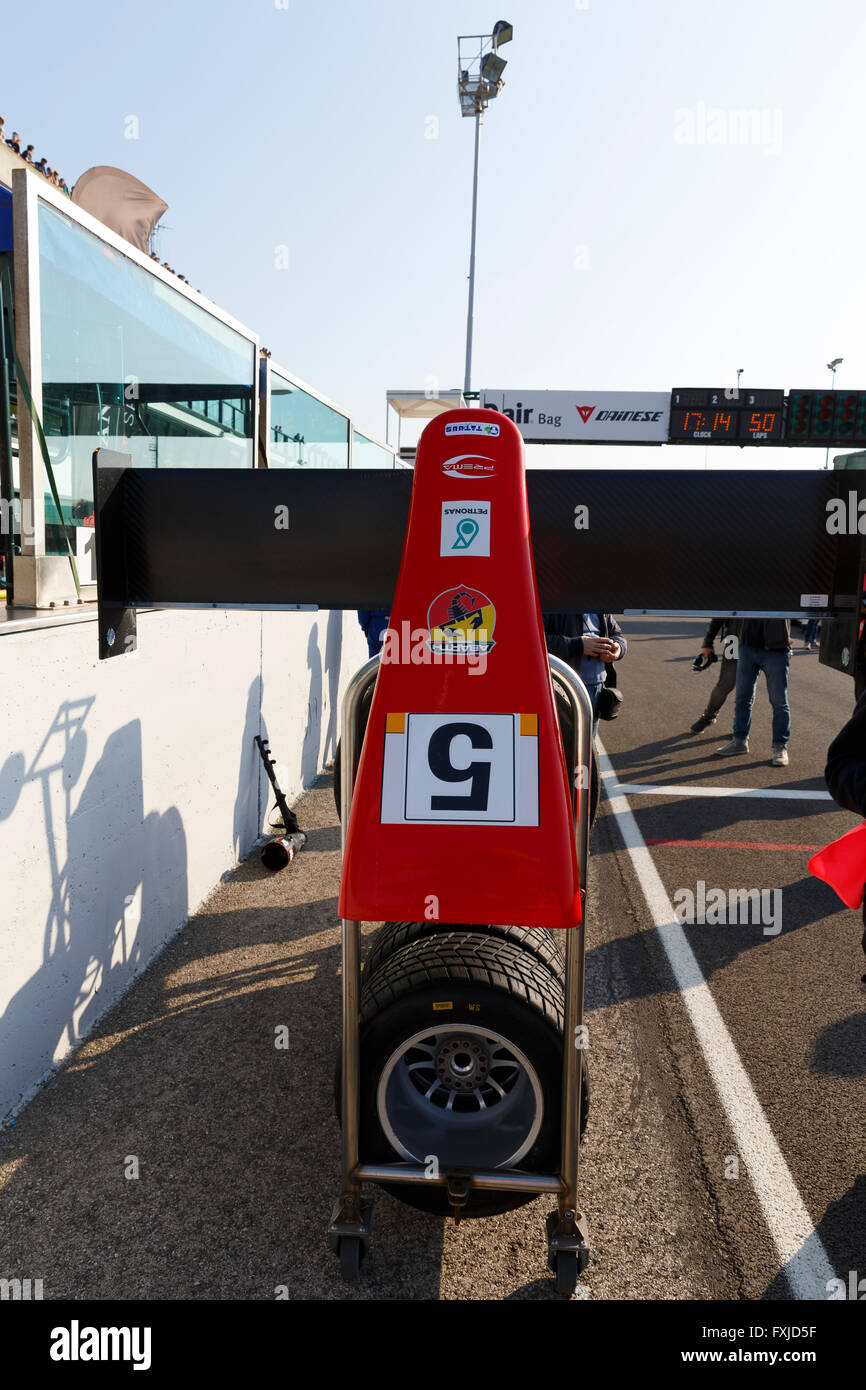 Misano Adriatico, Italie - 10 Avril 2016 : Une Tatuus F4 T014 Abarth de Prema Power Team, équipe entraînée par Mick Schumacher Banque D'Images