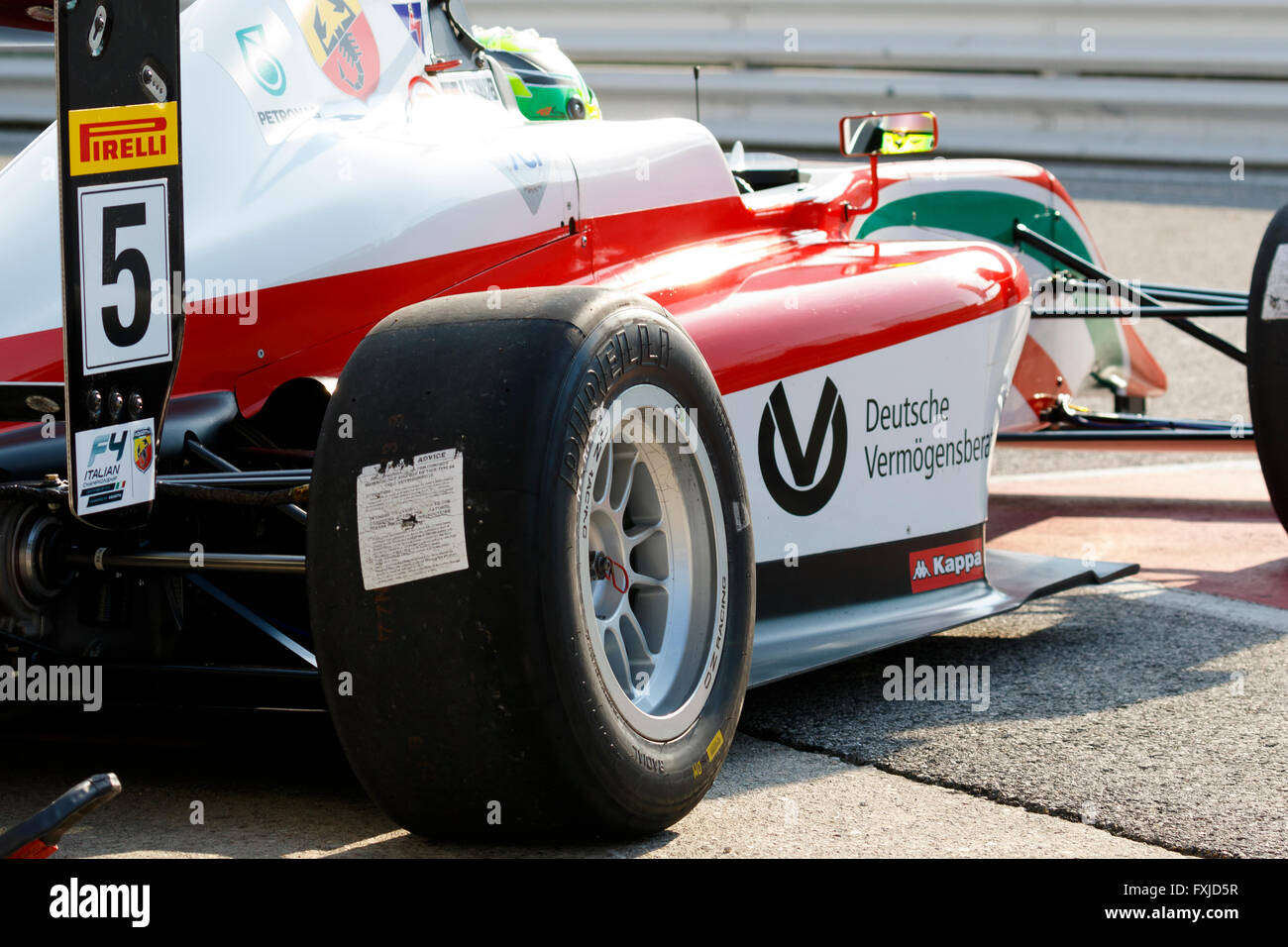 Misano Adriatico, Italie - 10 Avril 2016 : Une Tatuus F4 T014 Abarth de Prema Power Team, équipe entraînée par Mick Schumacher Banque D'Images