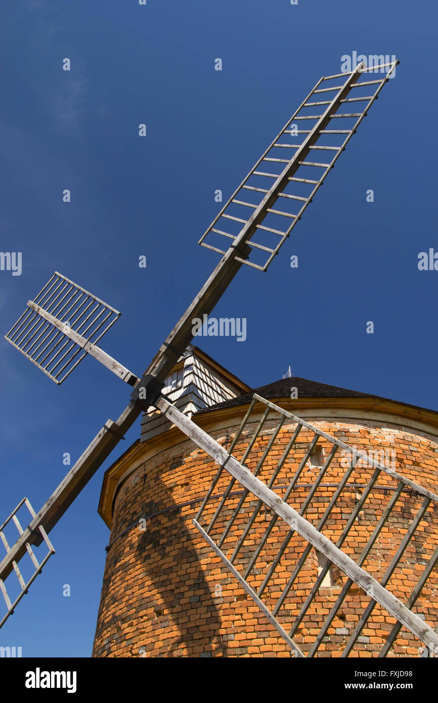 Vue détaillée de la brique moulin à vent. Dans le fond bleu du ciel. (Chvalkovice, République tchèque). Verticalement. Banque D'Images