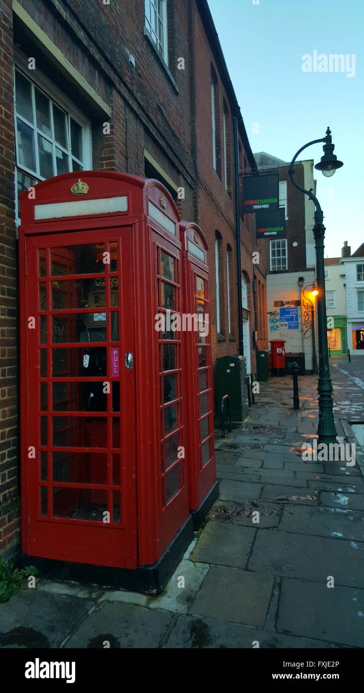 Boîte de téléphone rouge sur la rue Canterbury Banque D'Images