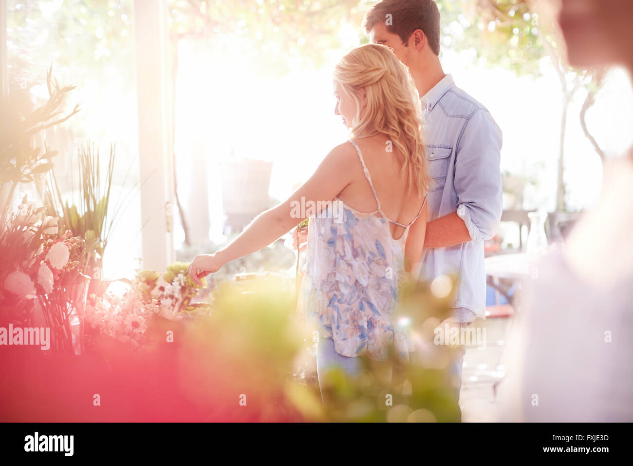 Les clients l'achat de fleurs dans le magasin de fleurs Banque D'Images