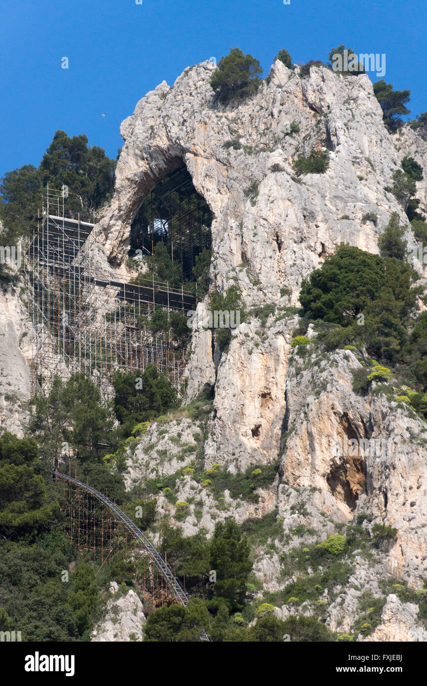 Les échafaudages faisant partie de la préservation travaille pour l'Arco Naturale à Capri Banque D'Images
