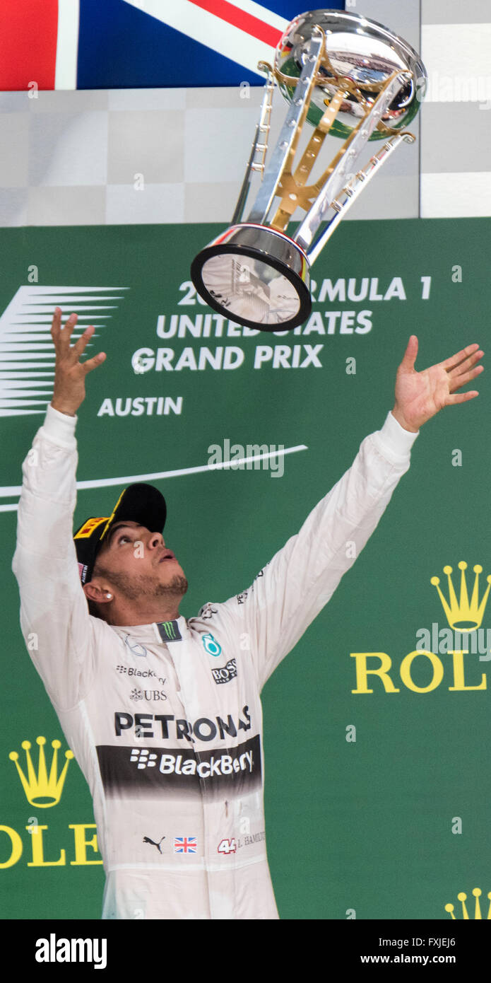 Lewis Hamilton de Mercedes AMG Petronas, lance la race trophy dans l'air pour célébrer après avoir remporté le Grand Prix des États-Unis 2015 Banque D'Images