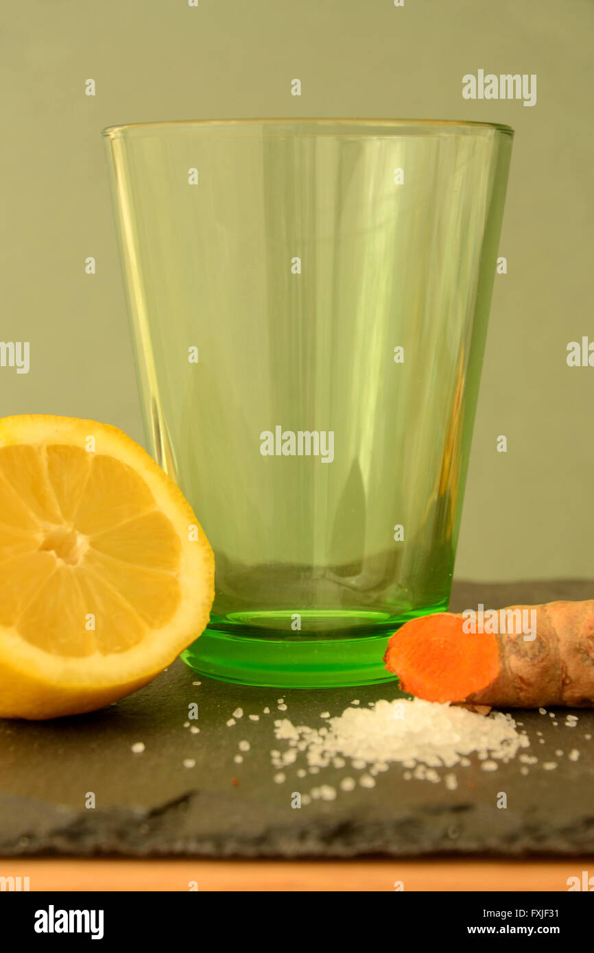 Une bonne façon de commencer la journée : un verre de limonade, qui comprend également un peu de sel et de curcuma racine (curcumine). Banque D'Images