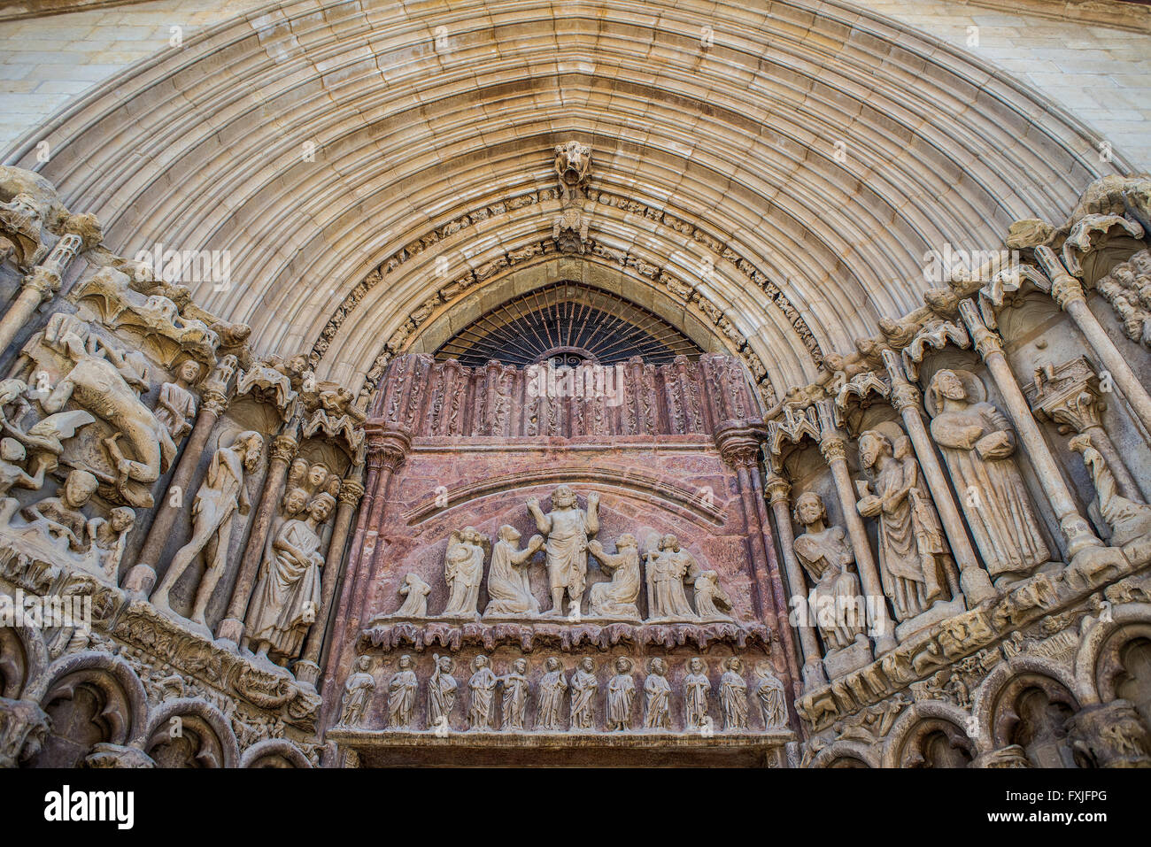 Le tympan du Christ Rédempteur (Cristo Redentor) dans la façade principale de l'église de San Bartolomé à Logroño, La Rioja. L'Espagne. Banque D'Images