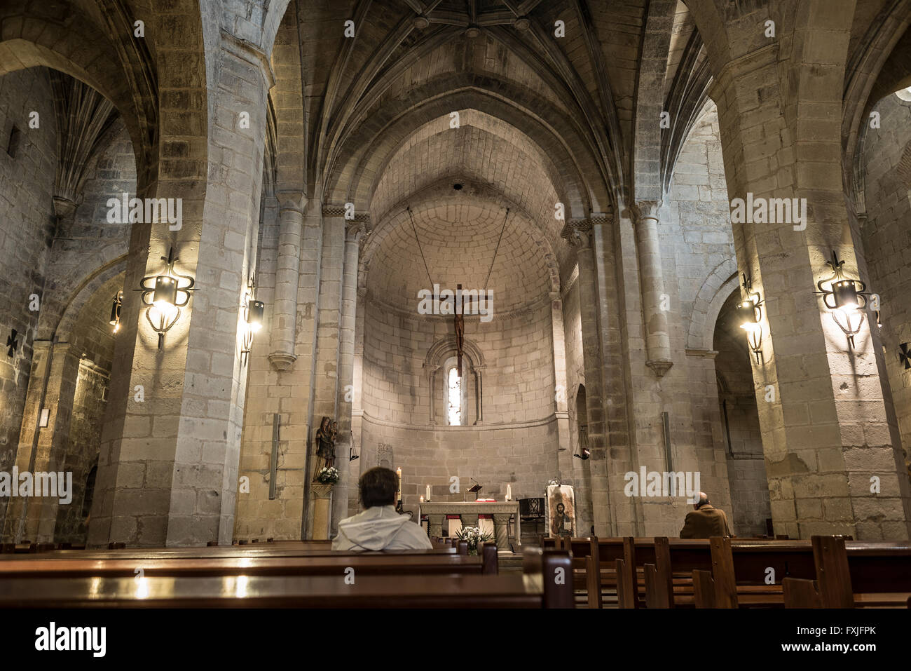 Fidèles dans la nef de l'église de San Bartolomé à Logroño, La Rioja. L'Espagne. Banque D'Images