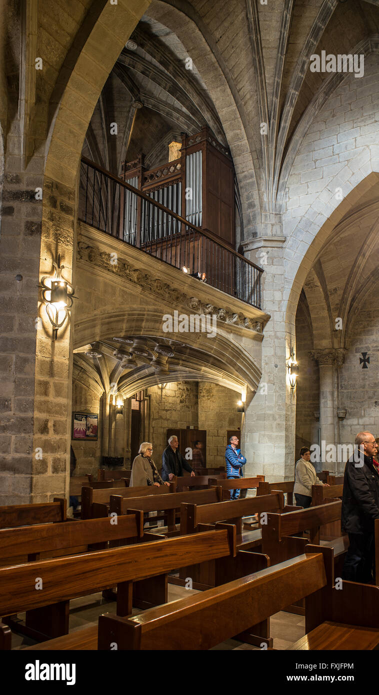 Fidèles dans la nef de l'église de San Bartolomé à Logroño, La Rioja. L'Espagne. Banque D'Images