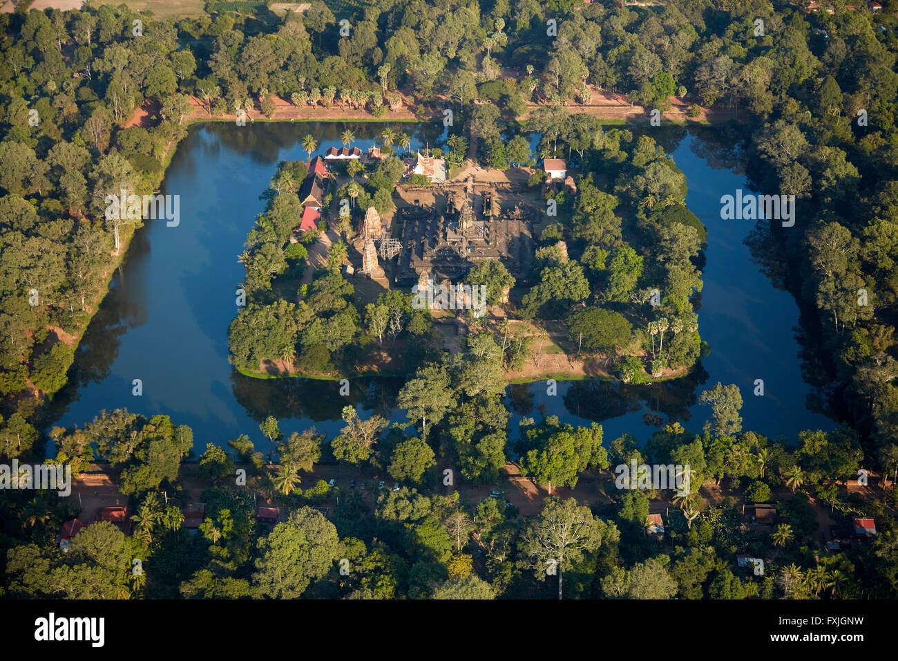 Douves et ruines du temple Bakong (Du ixe siècle), dans le groupe Roluos temple Angkor, Site du patrimoine mondial, près de Siem Reap, Cambodge Banque D'Images Douves et ruines du temple Bakong (Du ixe siècle), dans le groupe Roluos temple Angkor, Site du patrimoine mondial, près de Siem Reap, Cambodge Banque D'Images