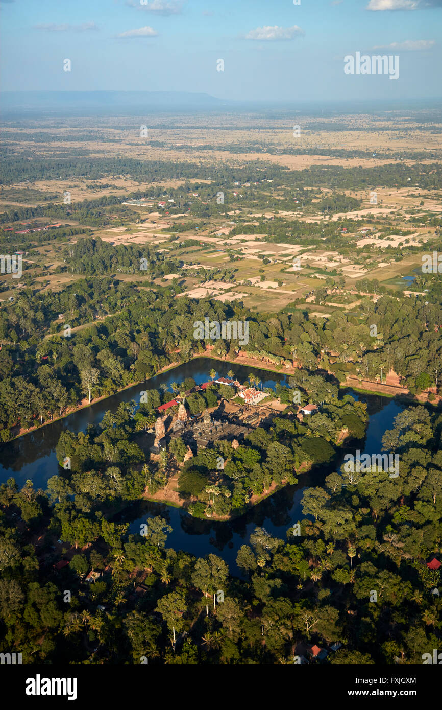 Douves et ruines du temple Bakong (Du ixe siècle), dans le groupe Roluos temple Angkor, Site du patrimoine mondial, près de Siem Reap, Cambodge Banque D'Images Douves et ruines du temple Bakong (Du ixe siècle), dans le groupe Roluos temple Angkor, Site du patrimoine mondial, près de Siem Reap, Cambodge Banque D'Images