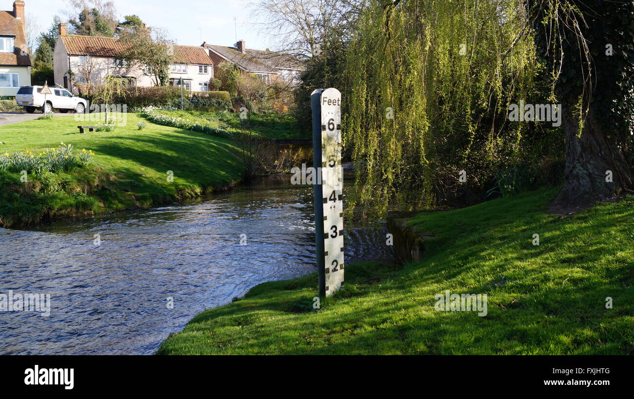 Mesurer l'eau dans les pieds sur le côté d'une rivière ford Banque D'Images