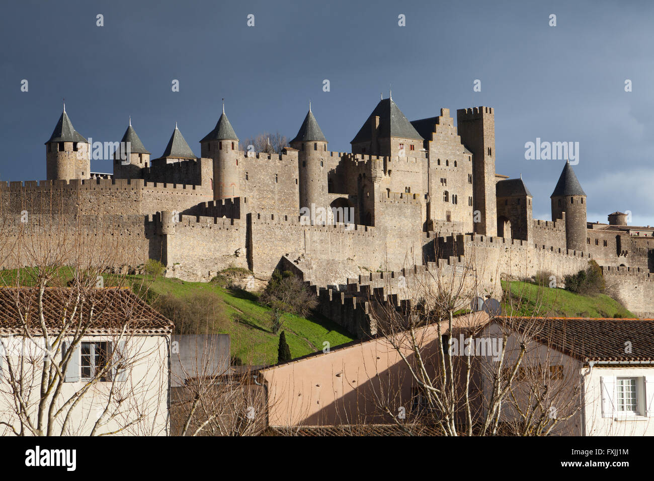 Vue depuis le Pont Vieux de la cité fortifiée de Carcassonne, France. Banque D'Images