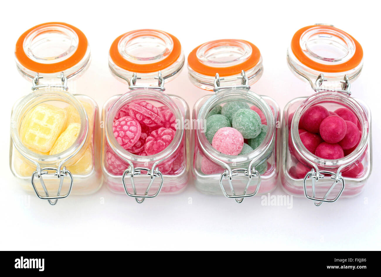 Quatre bols remplis de bonbons Banque D'Images