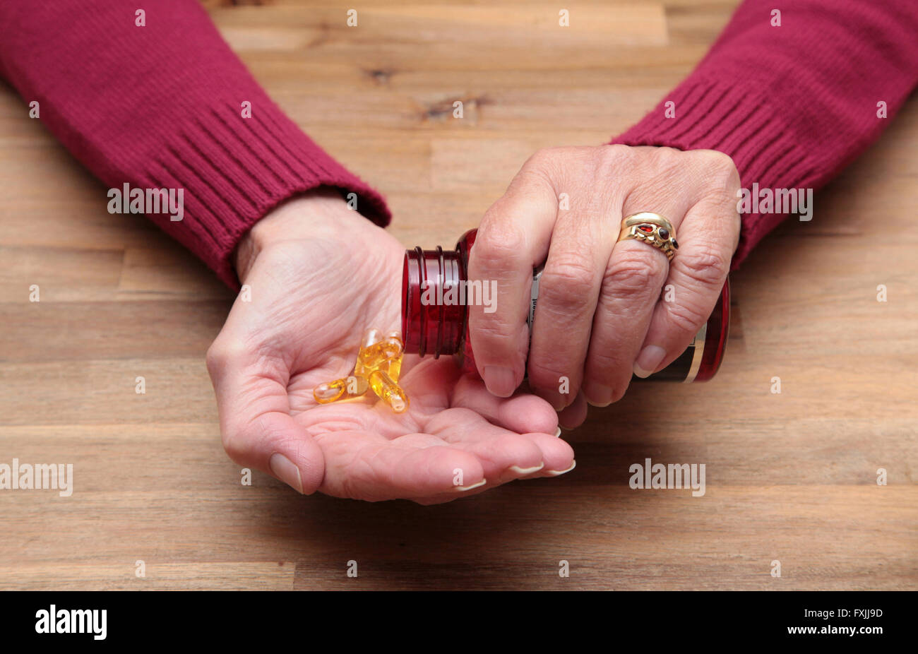 Une femme âgée en prenant des pilules Banque D'Images