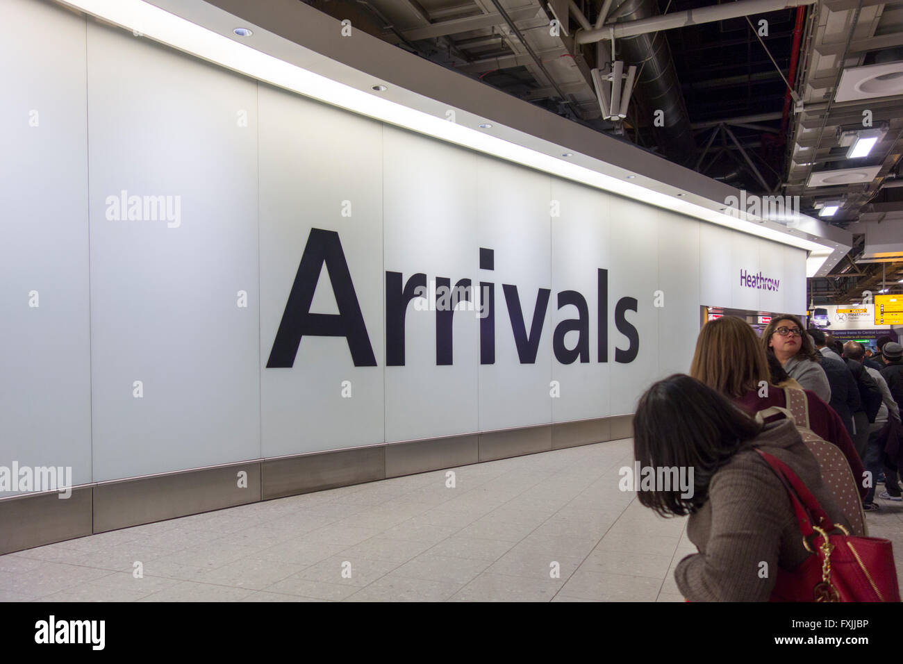 Signe des arrivées à Heathrow Terminal 4 Banque D'Images