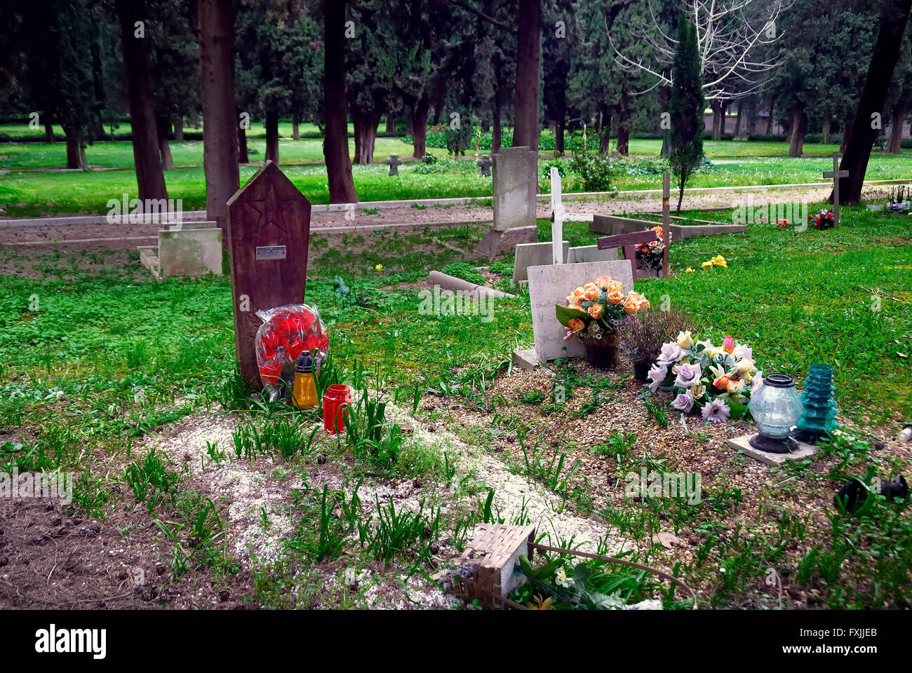 Pula, Istrie, Croatie. Cimetière de guerre de la Marine (Marine K.u.K. Friedhof). Situé dans un grand parc, l'austro-hongrois a été fondée ex cimetière en 1862. Aujourd'hui, le cimetière couvre une superficie de plus de 22 000 m2, il serait enterré sur 150 000 personnes. Ils sont aussi ici en enterré 12 amiraux de l'Empire austro-hongrois et d'un amiral turc, environ 300 soldats allemands et italiens, les victimes du naufrage du navire à passagers, le Baron Gautsch et les équipages de navires militaires le Szent Istvan et VIRIBUS UNITIS. La dernière date de tombes de la période socialiste yougoslave. Banque D'Images